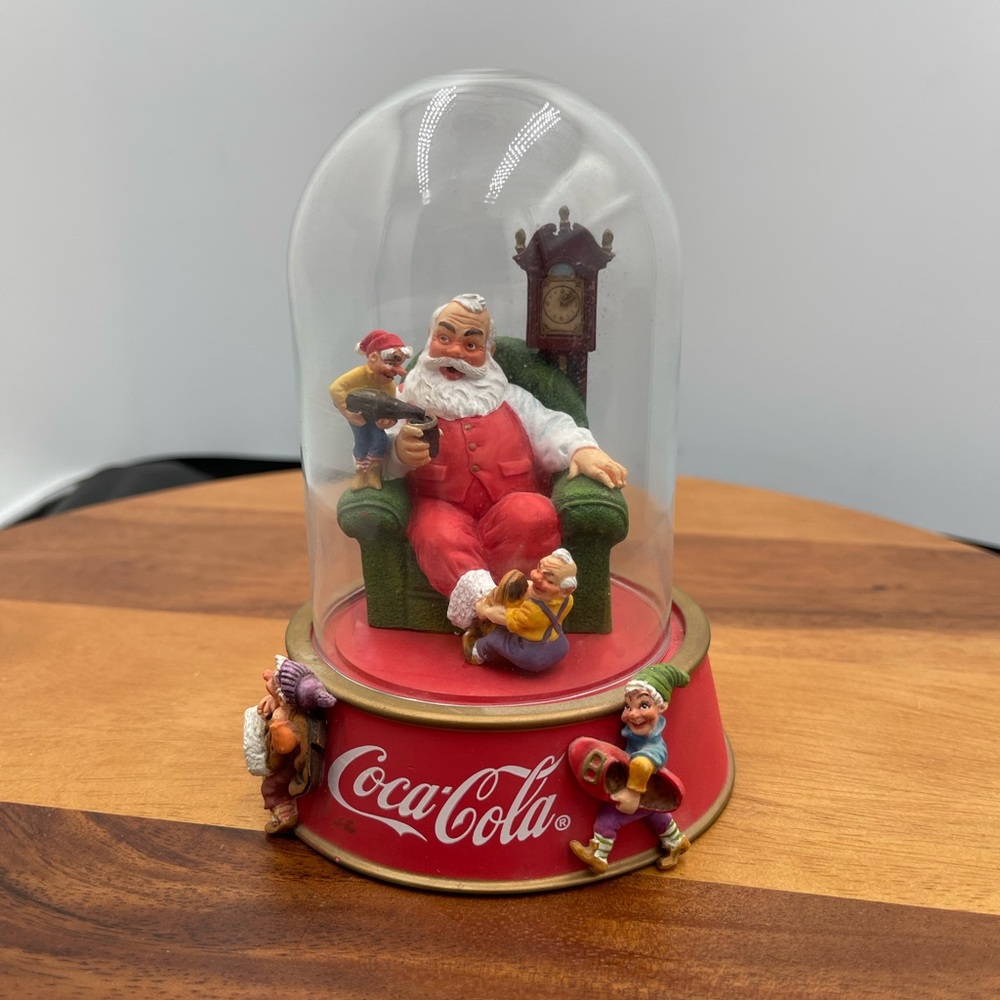 Coca-Cola Santa Snow Globe(76)